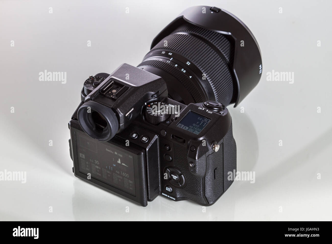 GFX Fujifilm 50S, 51 mégapixels, moyen format capteur appareil photo numérique avec écran 3,2" sur fond blanc réfléchissant Banque D'Images