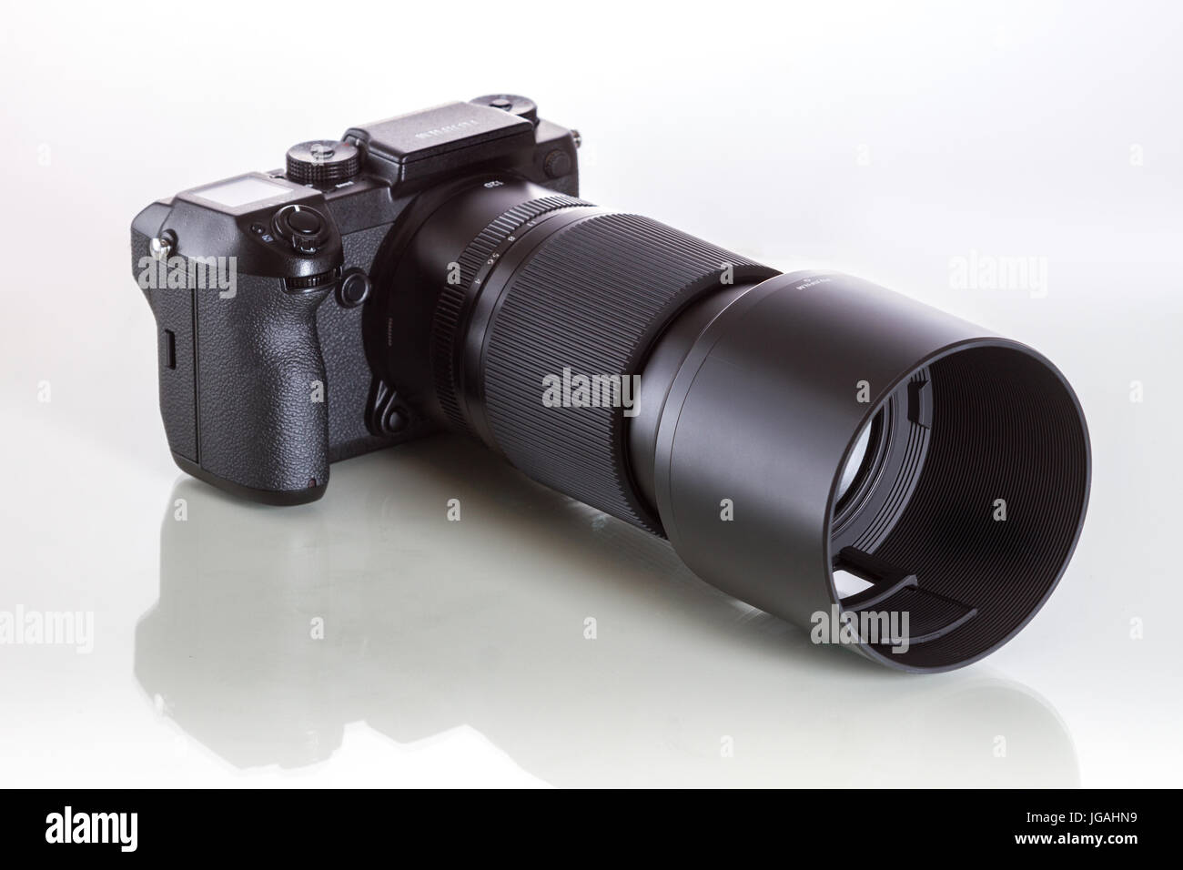 GFX Fujifilm 50S, 51 mégapixels, capteur appareil photo numérique moyen format sur fond blanc réfléchissant avec 100 mm, monture G Banque D'Images