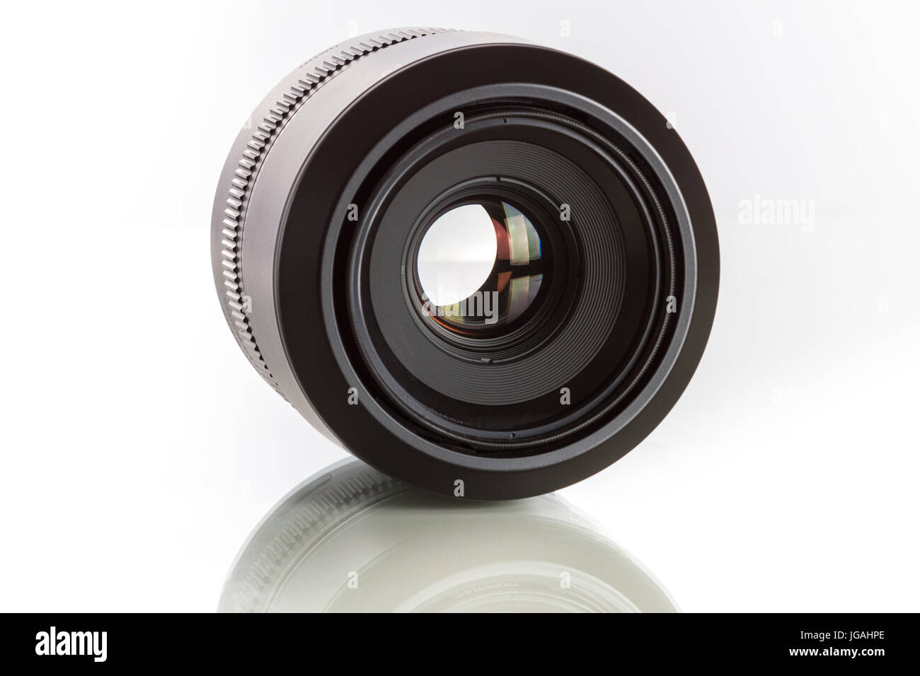 Les objectifs de type G pour Fujifilm GFX 50S, 51 mégapixels, capteur appareil photo numérique moyen format sur fond blanc réfléchissant Banque D'Images