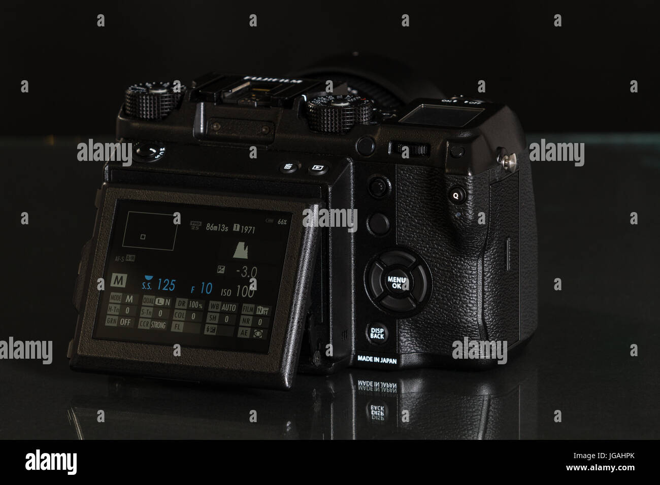 GFX Fujifilm 50S, 51 mégapixels, capteur appareil photo numérique moyen format noir sur fond réfléchissant Banque D'Images