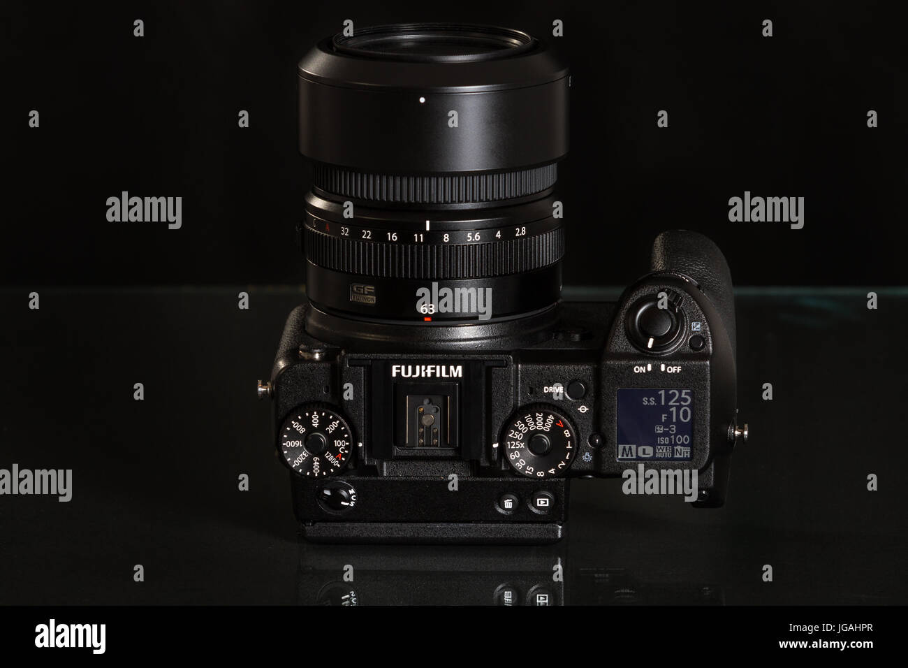 GFX Fujifilm 50S, 51 mégapixels, capteur appareil photo numérique moyen format noir sur fond réfléchissant Banque D'Images