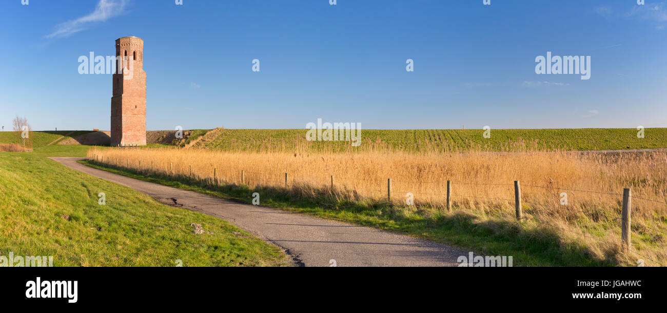 L'Plompe Toren tour de l'église derrière la digue de l'Escaut oriental en Zélande, aux Pays-Bas. Photographié à la fin de l'après-midi du soleil. Banque D'Images