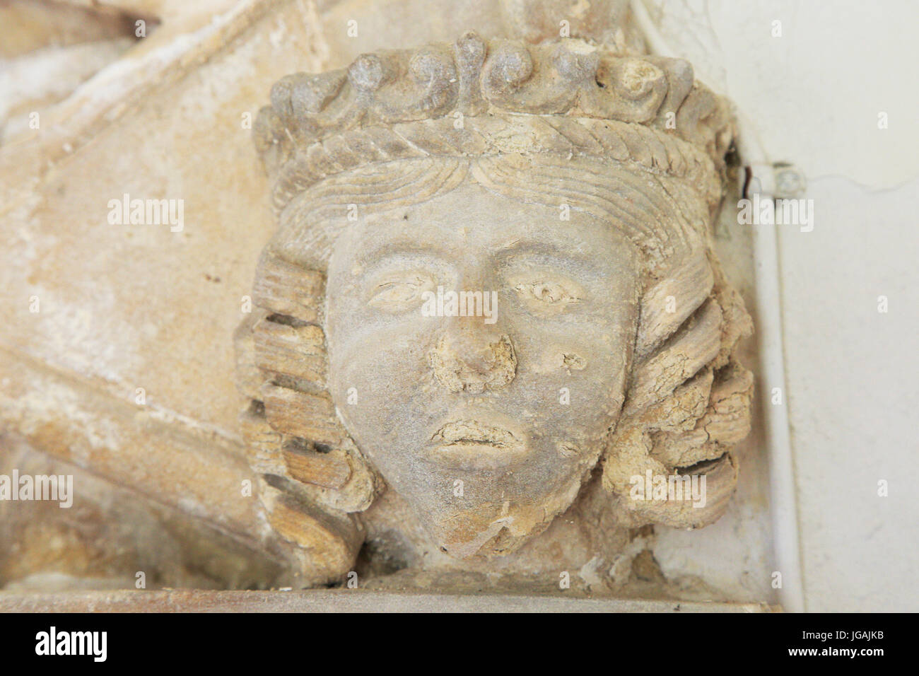 Visage Sculpté en pierre de la reine Aliénor d'Aquitaine, vécu 1122- 1204, l'église paroissiale de St Mary, Benhall, Suffolk, Angleterre, RU Banque D'Images