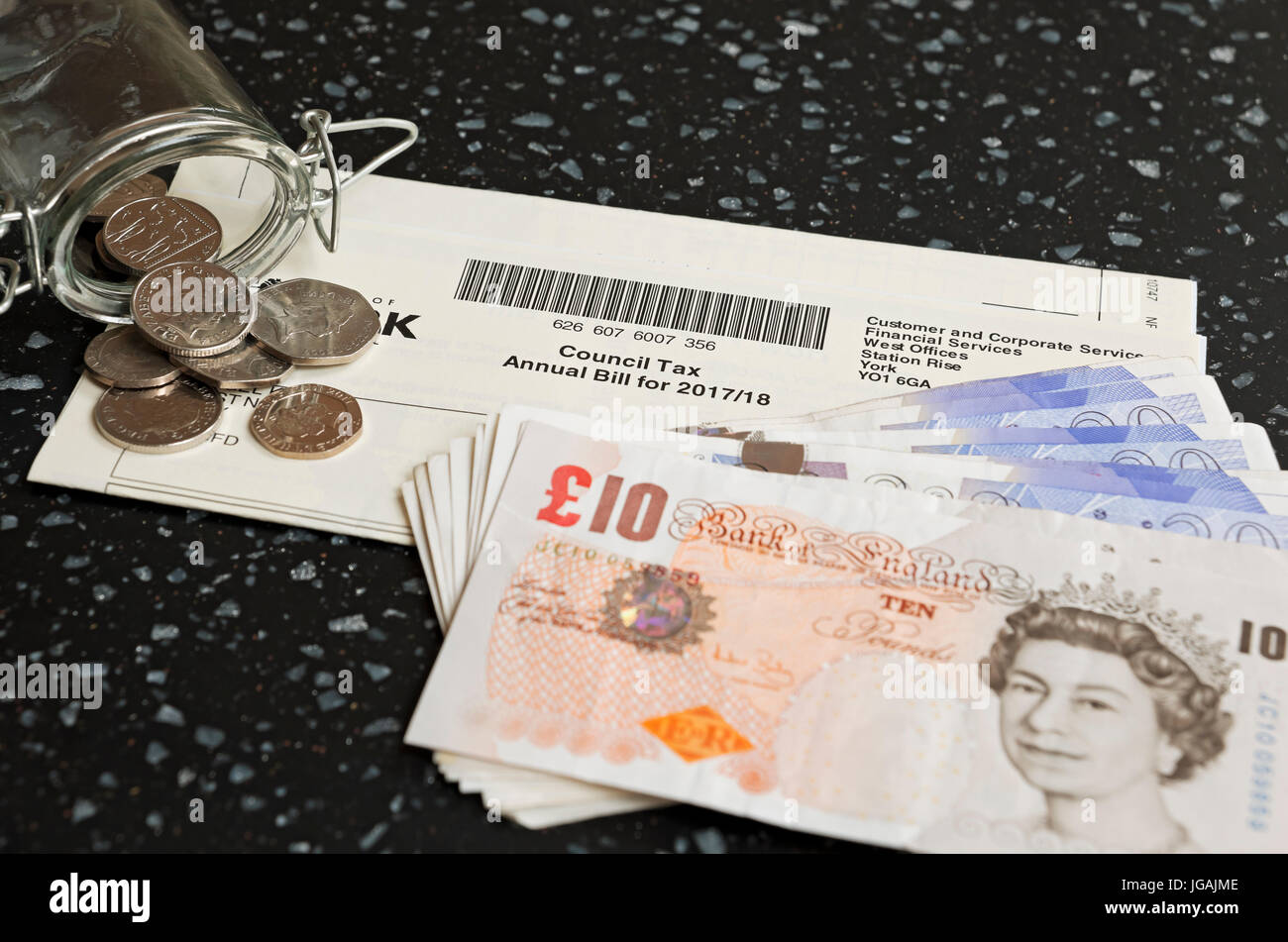 Gros plan de la facture fiscale du conseil local anglais factures des ménages demande et argent paiement en espèces Angleterre Royaume-Uni GB Grande-Bretagne Banque D'Images