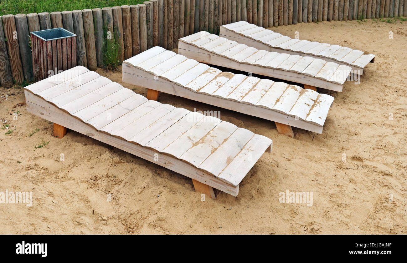 En bois blanc plage vide chaises longues sur une plage de la rivière. Jour  nuageux pluvieux de l'été court locations Photo Stock - Alamy