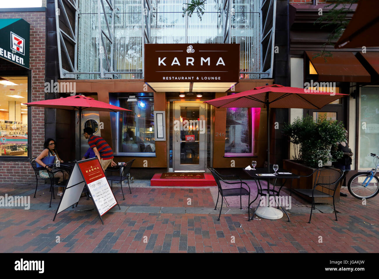 Restaurant Karma, 246 Market St, Philadelphie, Pennsylvanie. Façade extérieure d'un restaurant indien dans le centre-ville. Banque D'Images