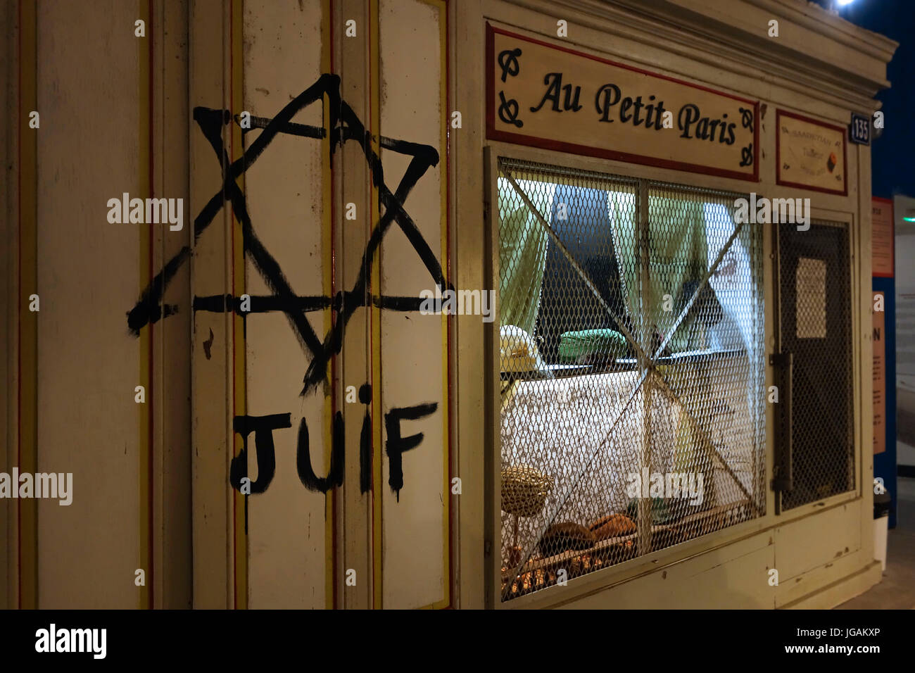 Étoile de David peintes sur l'avant par les Nazis au cours de fabrication afin d'identifier les Juifs de l'Holocauste au Memorial Musée de la Seconde Guerre mondiale à Quinéville, Normandie, France Banque D'Images