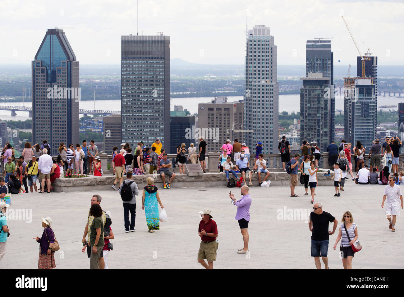 Montréal, Canada, 4 juillet 2017,. Les personnes bénéficiant de la vue sur le centre-ville de Montréal de l'affût sur le Mont-royal park.Credit:Mario Beauregard/Alamy Live New Banque D'Images