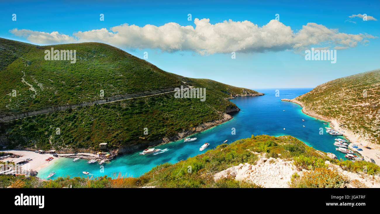Vue panoramique sur la superbe baie, les bateaux et les navires avec les gens dans la mer Ionienne, près de l'eau bleu à bleu des grottes. Visite de l'île de Zakynthos point Gr Banque D'Images