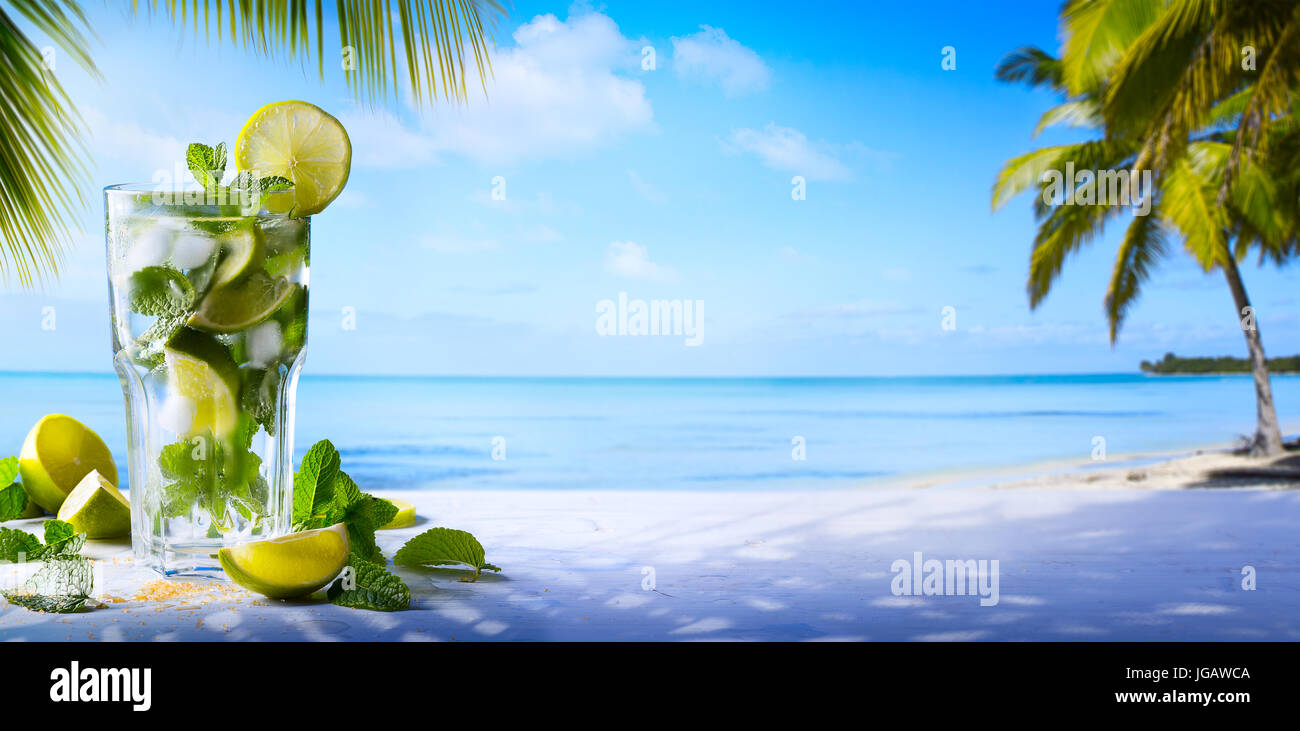 Tropic les vacances d'été ; des boissons exotiques sur fond de plage tropicale flou Banque D'Images