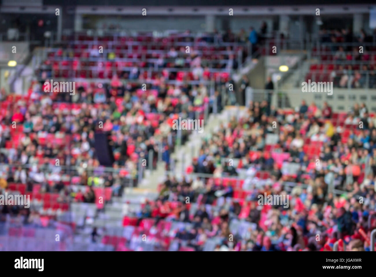 Foule de spectateurs floue sur une tribune du stade Banque D'Images