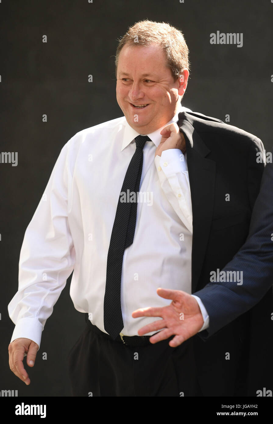 Propriétaire de Newcastle United et Sports Direct patron Mike Ashley arrive à la Haute Cour de Londres où il s'attendait à témoigner dans un procès dans lequel il est poursuivi par un expert des finances qui dit Monsieur Ashley a manqué à une &pound;15 millions de dollars. Banque D'Images