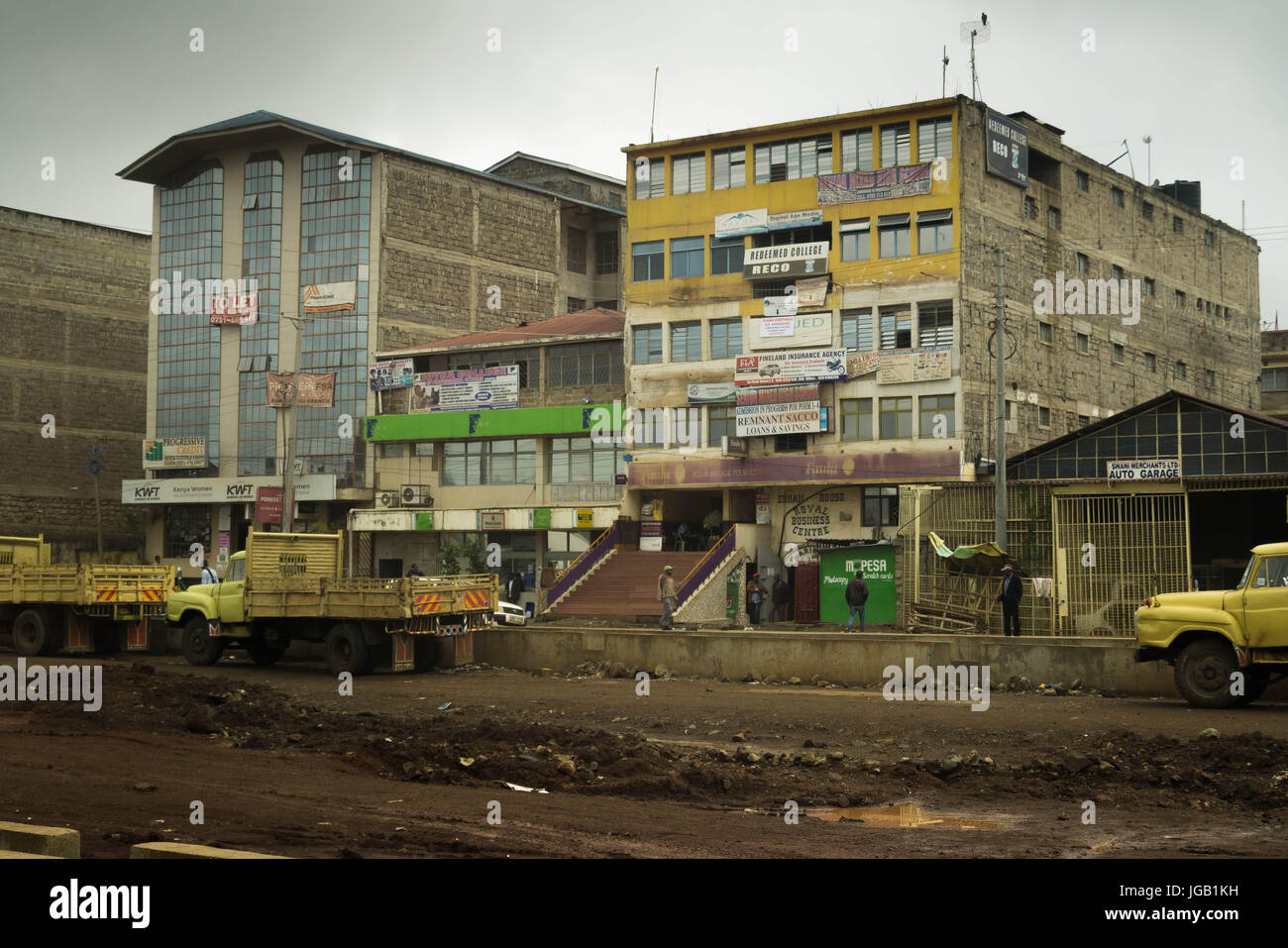 Nairobi, Kenya - 2 décembre 2016 : Office building et la route en construction qui mène à elle Banque D'Images