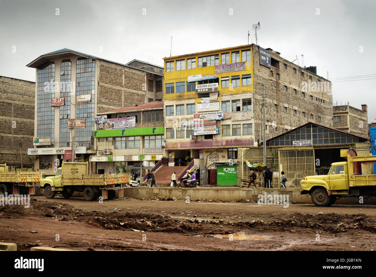 Nairobi, Kenya - 2 décembre 2016 : office building et la route en construction qui mène à elle Banque D'Images