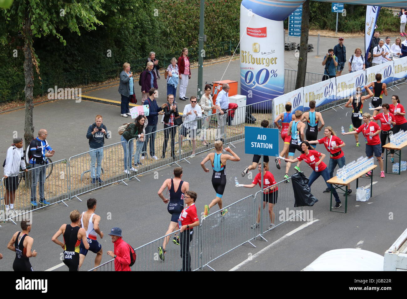 La collecte des boissons de coureurs bénévoles lors d'une station d'alimentation pendant un triathlon Banque D'Images