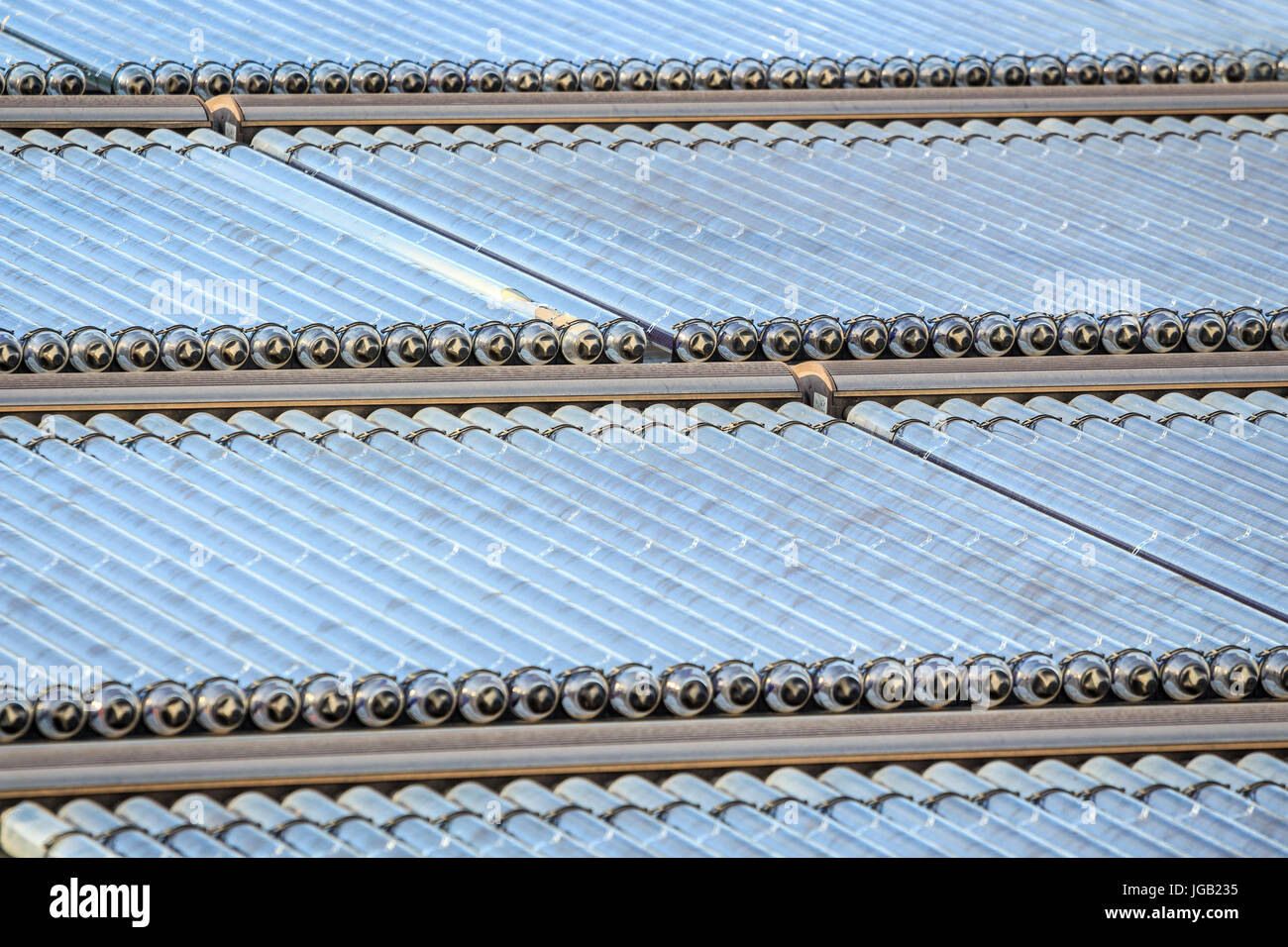 L'eau panneaux solaires installés sur un toit plat Banque D'Images