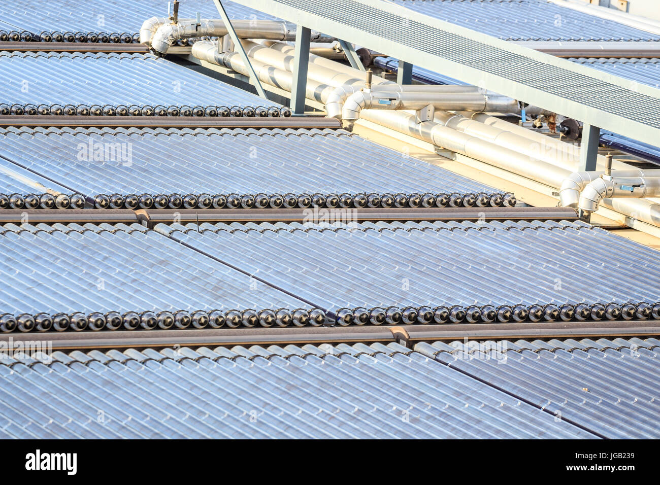 L'eau panneaux solaires installés sur un toit plat Banque D'Images