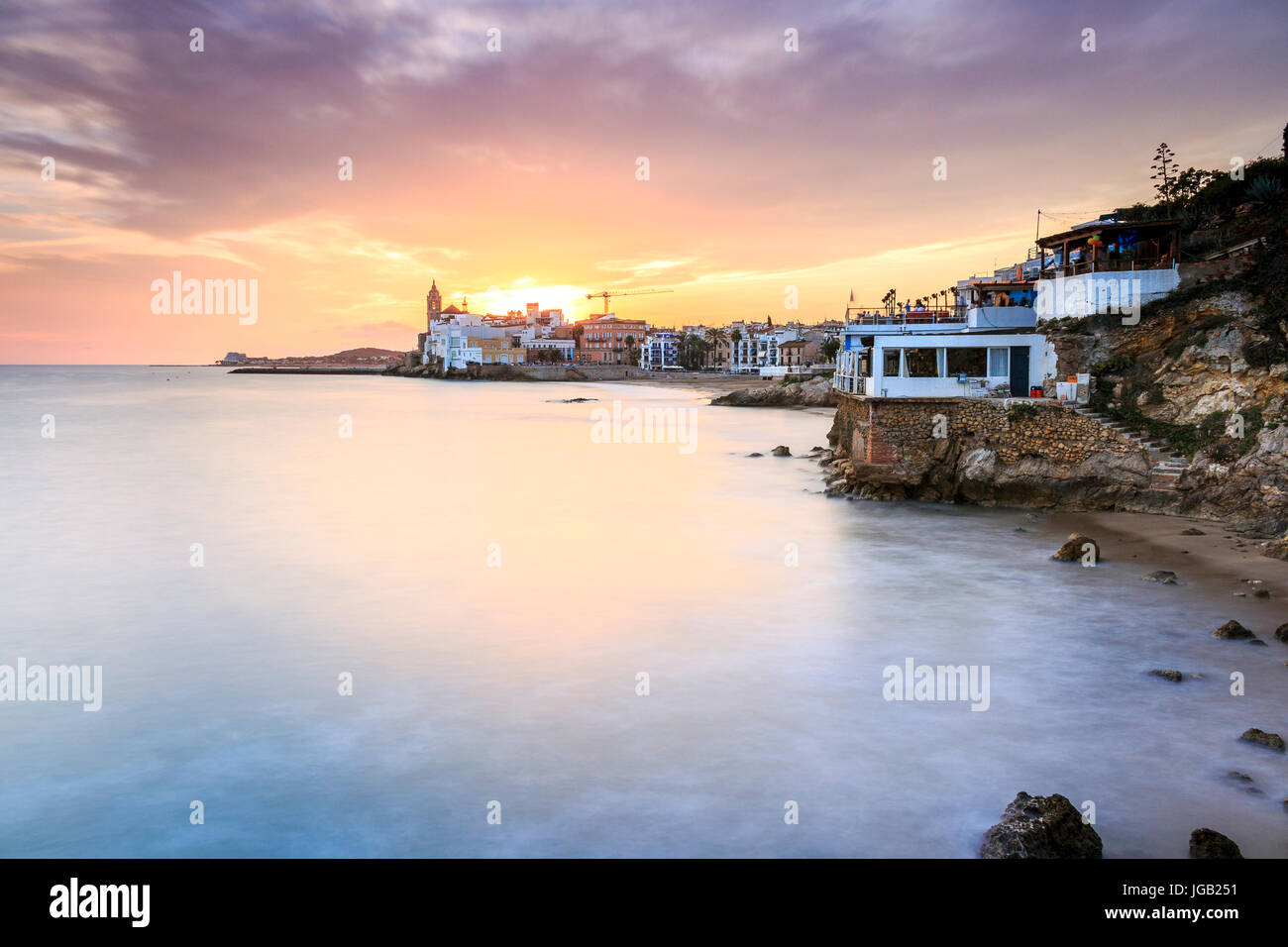 Belle ville de Sitges au coucher du soleil, Catalogne, Espagne Banque D'Images
