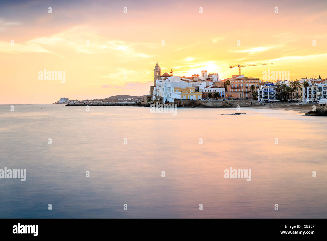 Belle ville de Sitges au coucher du soleil, Catalogne, Espagne Banque D'Images