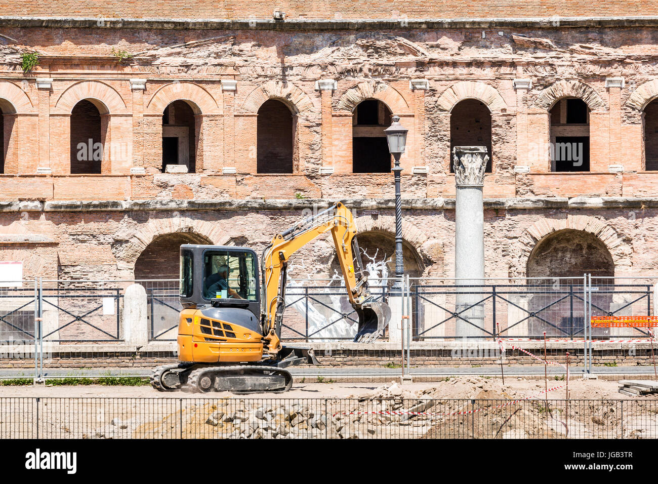 En face de l'Excavateur de ruines antiques de Rome, Latium, Italie Banque D'Images