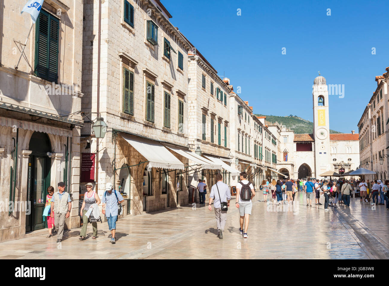 Croatie Dubrovnik Croatie côte Dalmate touristes à monter rue principale placa ou stadun dubrovnik old town dubrovnik croatie Banque D'Images