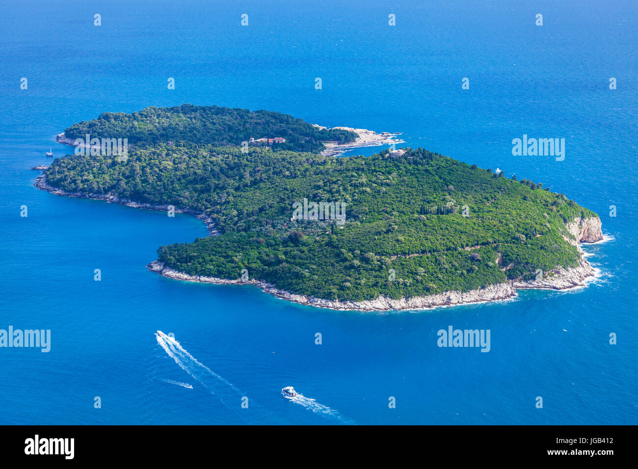 Croatie Dubrovnik Croatie côte Dalmate Vue aérienne de ferries allant à l'île de Lokrum dubrovnik mer Adriatique depuis le mont Srd Dubrovnik Croatie Banque D'Images