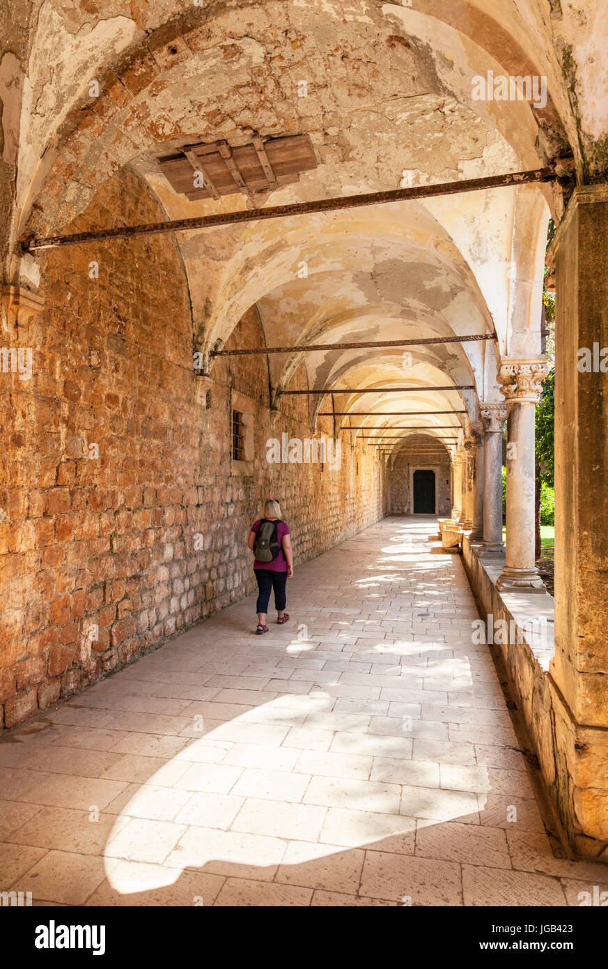 Croatie Dubrovnik Croatie côte Dalmate woman walking cloîtres de monastère bénédictin de St Mary sur l'île de Lokrum dubrovnik croatie mer Adriatique Banque D'Images