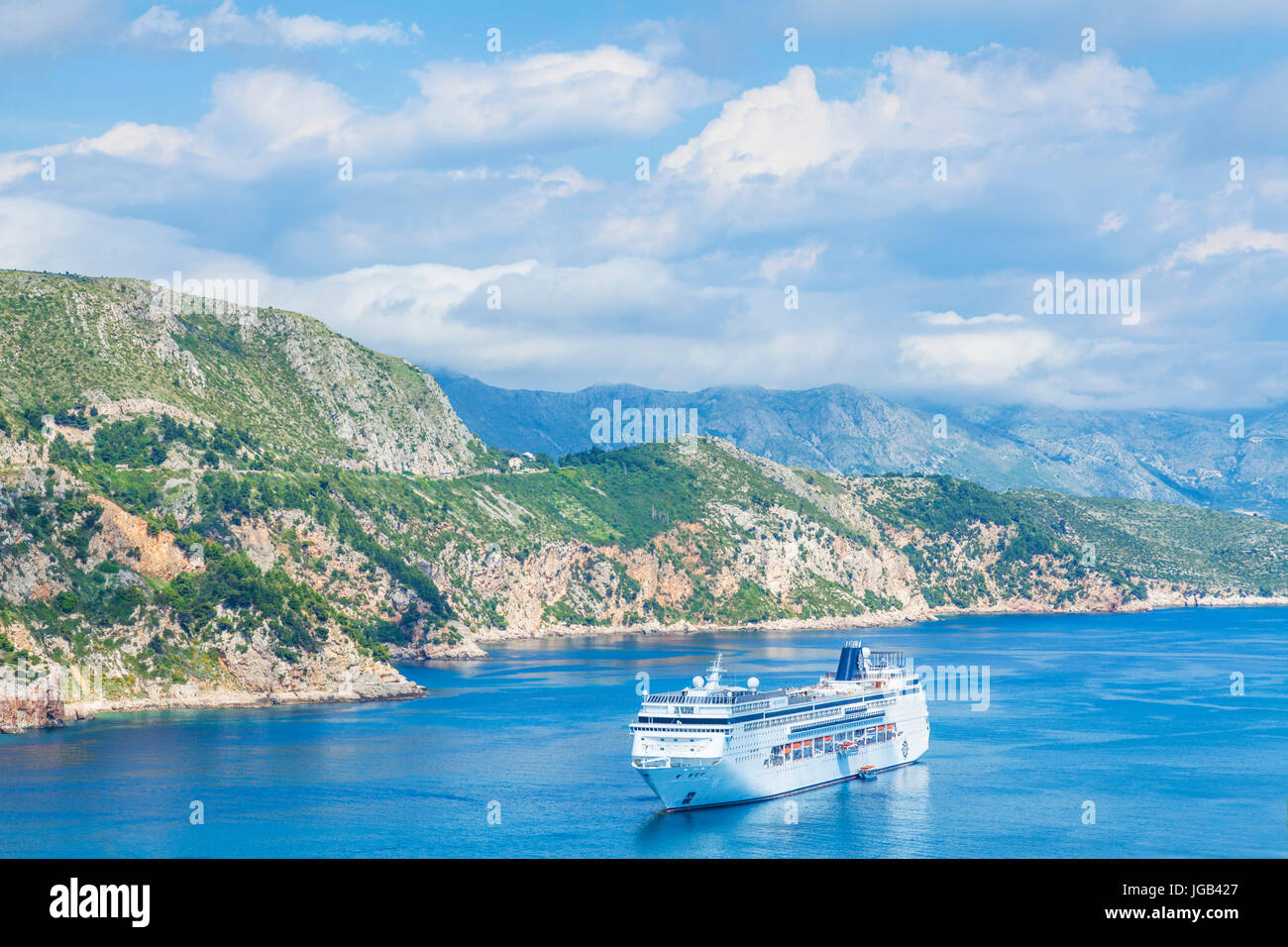 Croatie Dubrovnik Croatie côte Dalmate bateau de croisière naviguant sur la côte dalmate vers dubrovnik croatie mer adriatique mer adriatique Banque D'Images