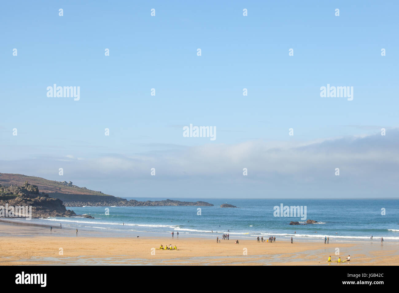 ST IVES CORNWALL UK - 30 DEC 2016. Vue sur la mer depuis la plage de Perran, St Ives avec des groupes de gens apprendre à surfer à la populaire plage de Cornouailles Banque D'Images