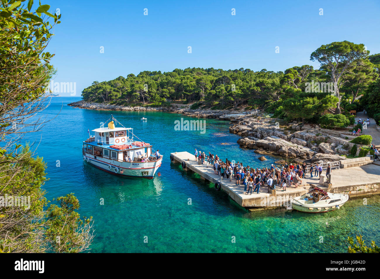 Croatie Dubrovnik Croatie côte Dalmate gens touristes attendent le Ferry arrivant à la station d'accueil sur l'île de Lokrum Dubrovnik Croatie Mer Adriatique Banque D'Images