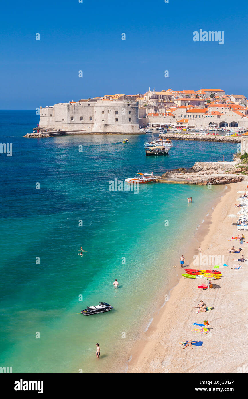 Les gens touristes vacanciers à bronzer sur la plage de Banje banje Dubrovnik Croatie côte Dalmate Dubrovnik riviera Adriatique côte adriatique Banque D'Images
