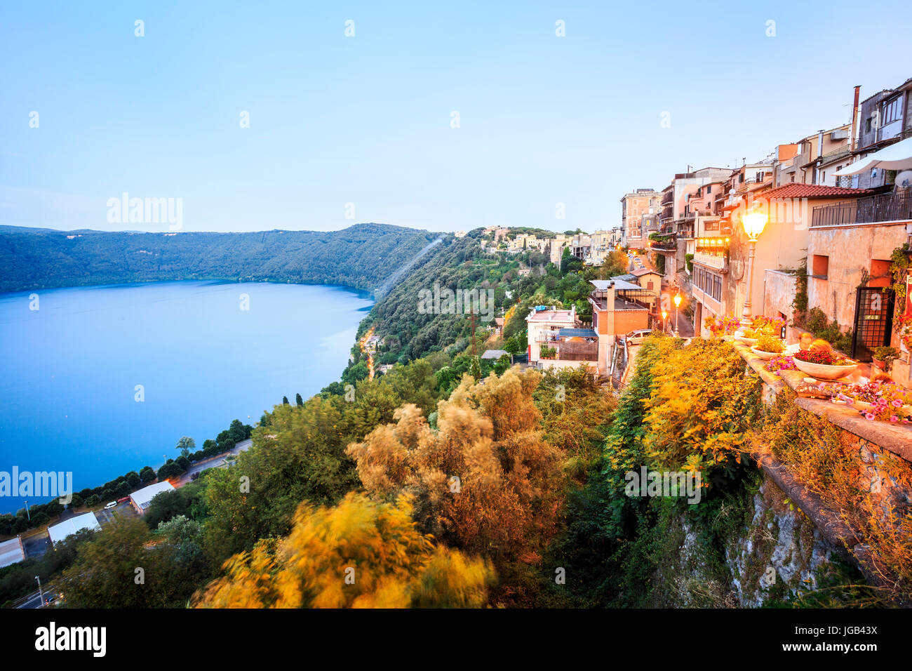 Rive du lac d'Albano et de la ville de Castel Gandolfo, lazio, Italie Banque D'Images