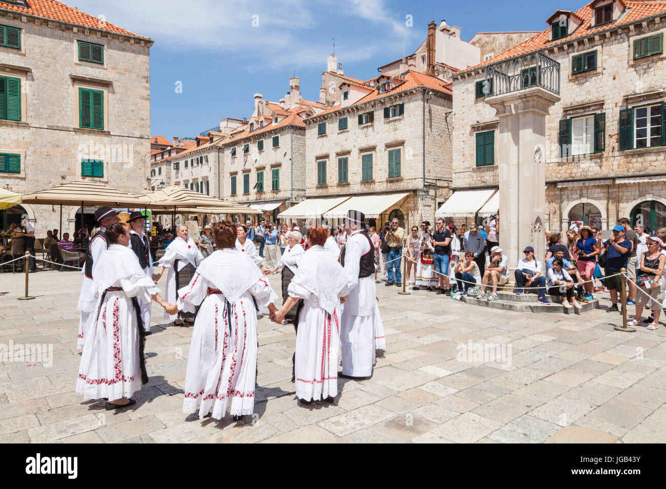 Croatie Dubrovnik Croatie côte Dalmate touristes population locale la danse folklorique en costume national place de la vieille ville la vieille ville de Dubrovnik Dubrovnik Croatie Banque D'Images