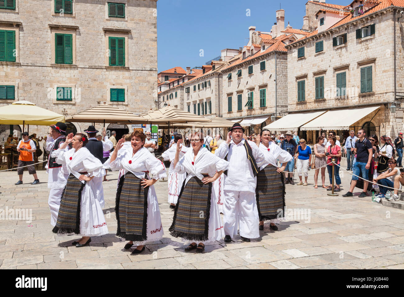 Croatie Dubrovnik Croatie côte Dalmate touristes population locale la danse folklorique en costume national place de la vieille ville la vieille ville de Dubrovnik Dubrovnik Croatie Banque D'Images