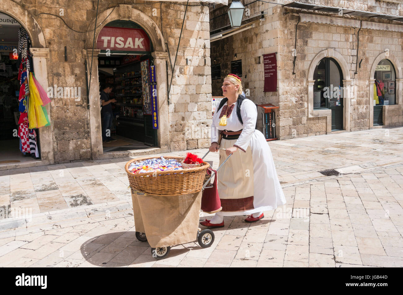 Croatie Dubrovnik Croatie femme habillé en costume national croate de souvenirs sur la plaça de la rue principale stradun Dubrovnik Banque D'Images