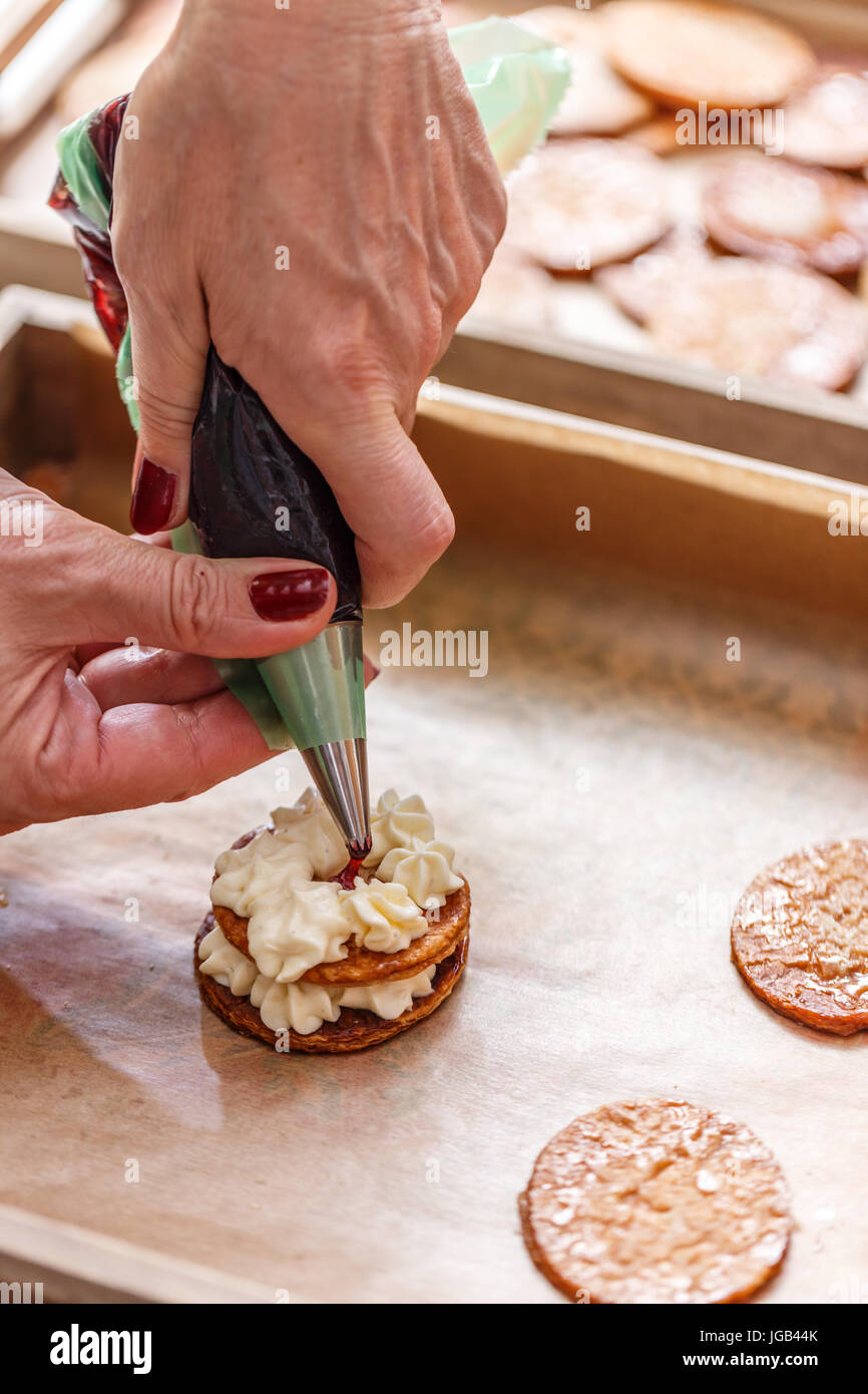 Mille-feuille gâteau à la crème de vanille et de confiture Banque D'Images