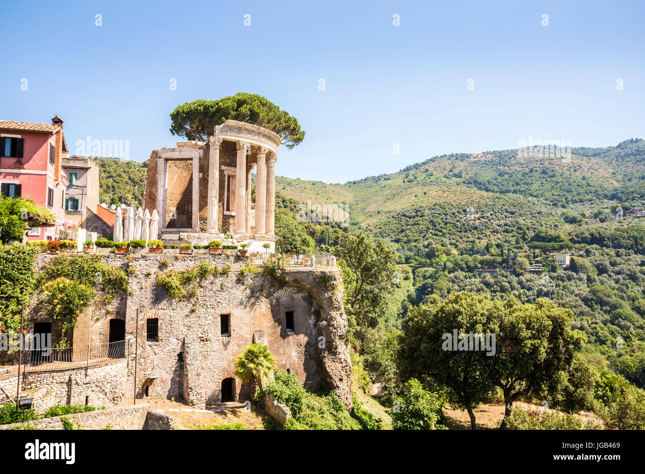 Belles ruines dans parc de la Villa Gregoriana à Tivoli, Latium, Italie Banque D'Images