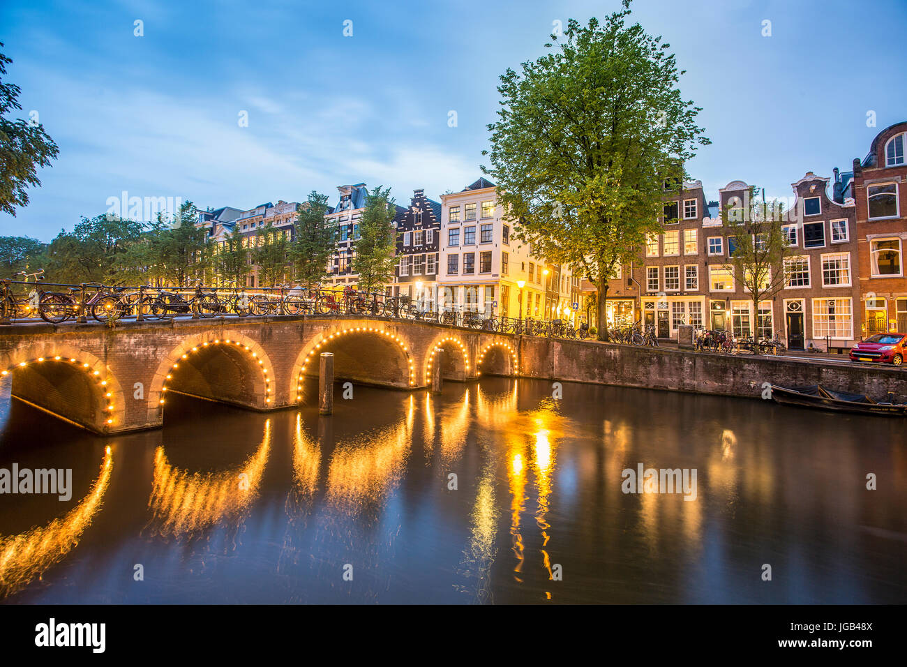 Maisons de charme par le canal à Amsterdam, Pays-Bas Banque D'Images Maisons de charme par le canal à Amsterdam, Pays-Bas Banque D'Images