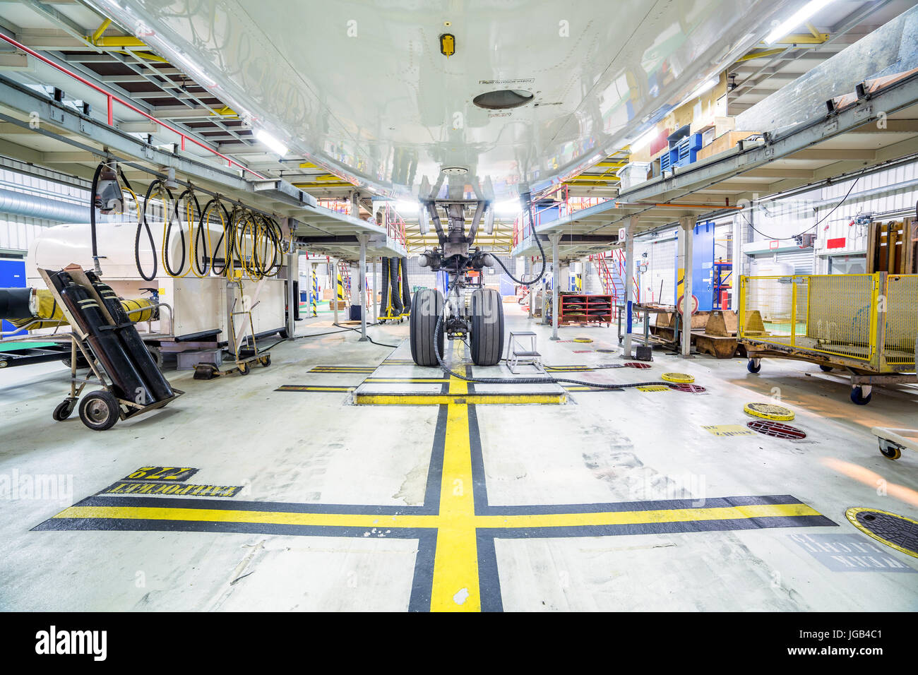 Rénovation d'avion blanc et bleu dans un hangar. Banque D'Images