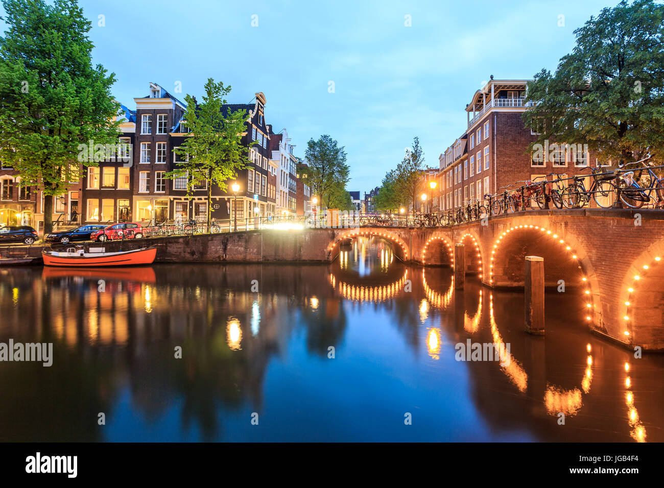 Des vélos, bateaux, canal et architecture de charme à Amsterdam, Pays-Bas Banque D'Images