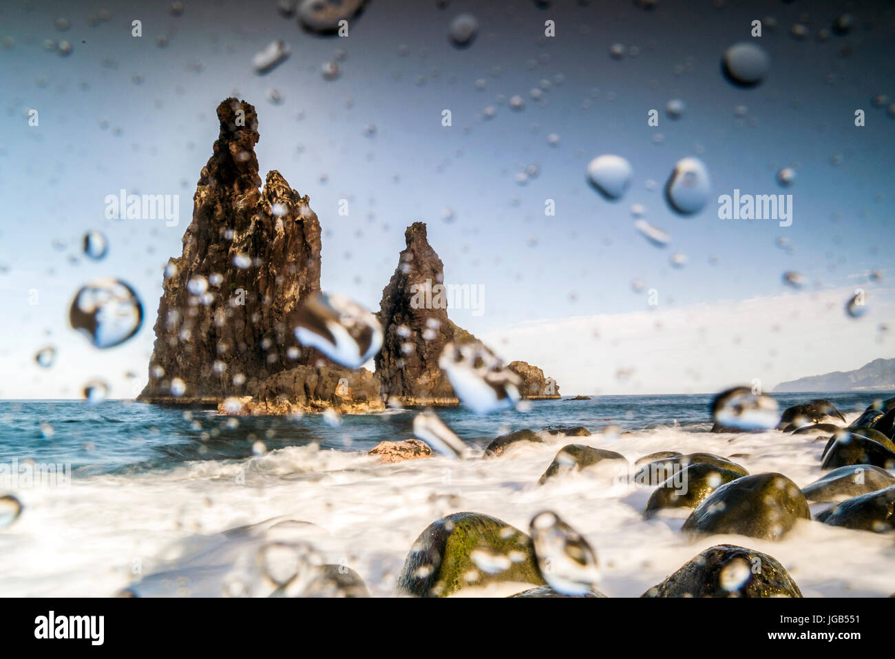 Gouttes d'eau sur l'objectif de photographier les roches dans l'océan Atlantique, Madère Banque D'Images