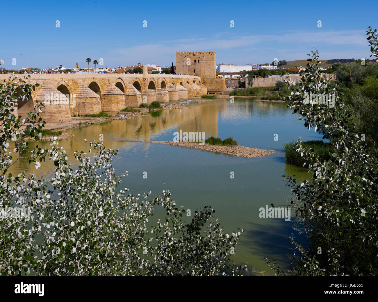 Cordoba, Cordoue, Andalousie, province du sud de l'Espagne. Le pont romain de traverser la rivière Guadalquivir et menant à la tour de Calahorra. Le brid Banque D'Images