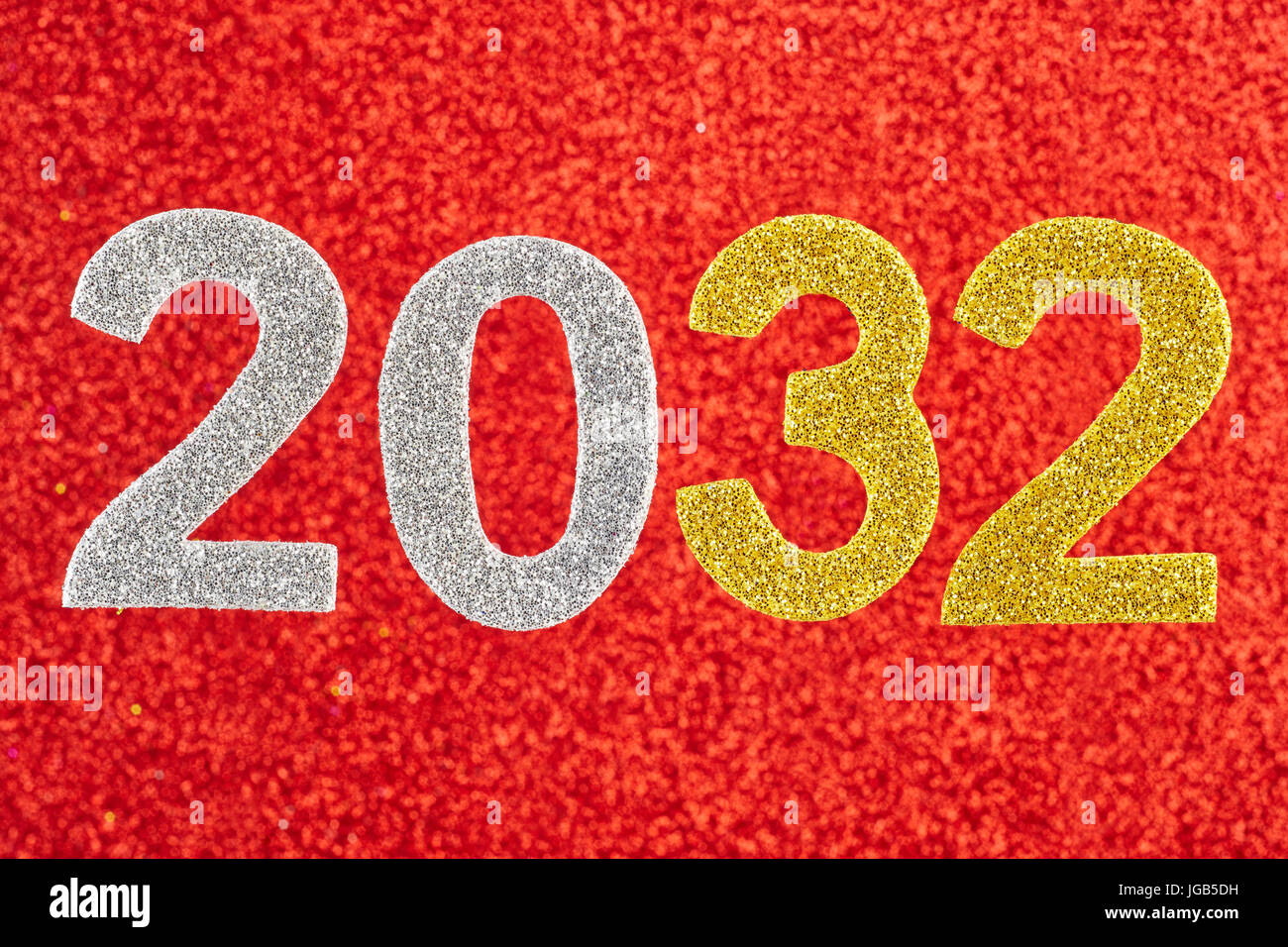 Le numéro deux mille et trente-deux sur un fond rouge. Anniversaire. L'horizontale Banque D'Images