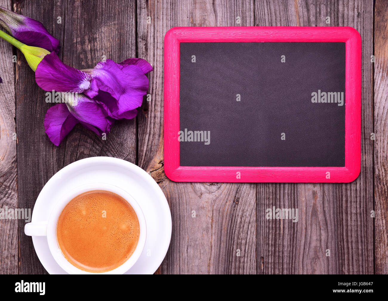 Chalk board noir vide et blanc tasse avec du cappuccino gris sur fond de bois, vue du dessus Banque D'Images