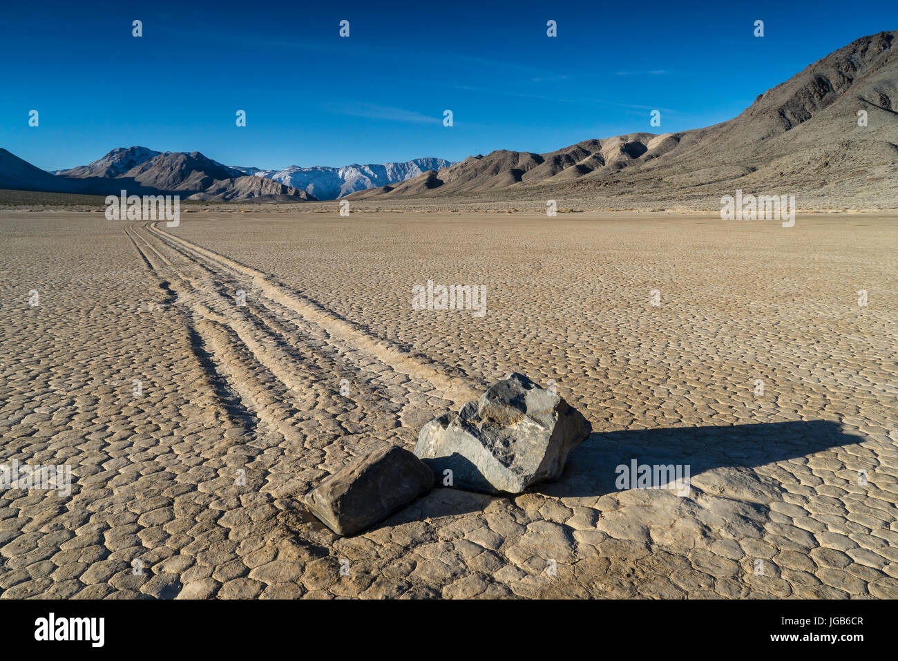 Le Racetrack Playa, ou l'Hippodrome, est un lac asséché avec fonction "stones" en difficulté que s'inscrire 'linéaire' hippodrome les empreintes. Il est situé à abo Banque D'Images