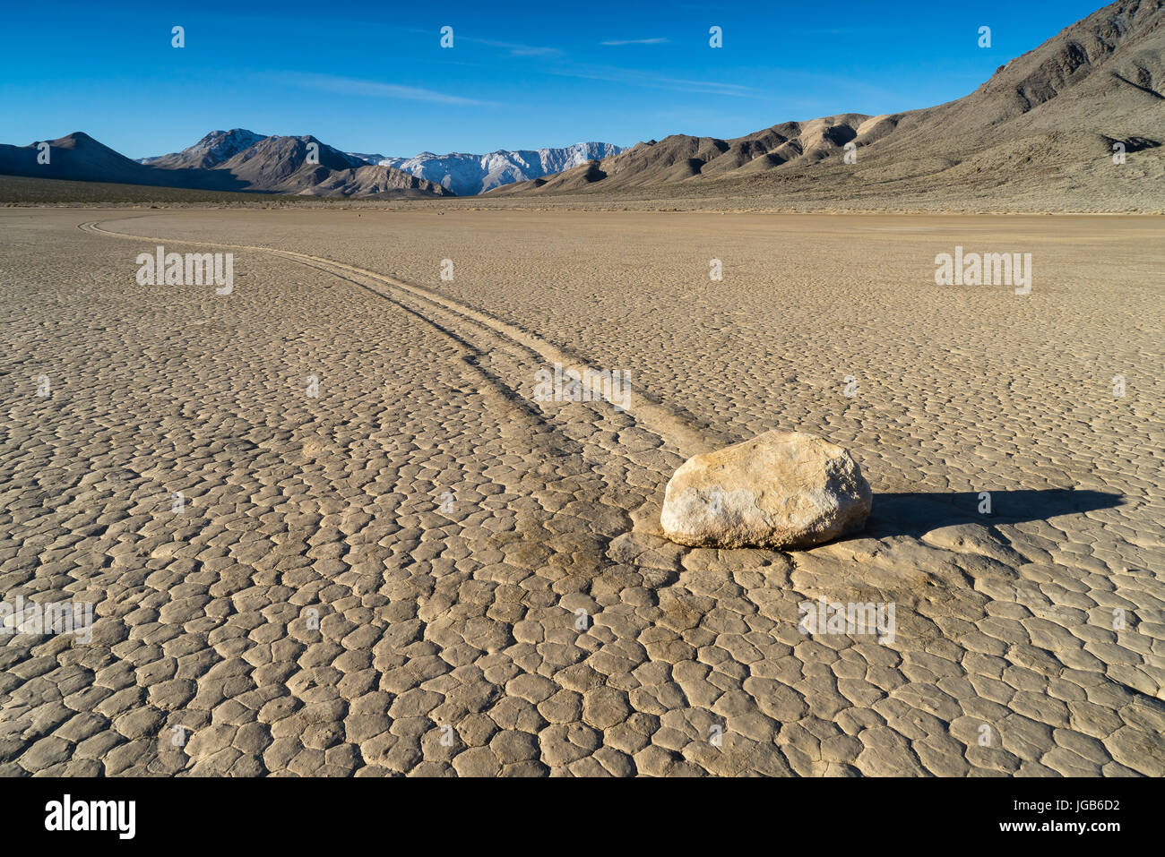 Le Racetrack Playa, ou l'Hippodrome, est un lac asséché avec fonction "stones" en difficulté que s'inscrire 'linéaire' hippodrome les empreintes. Il est situé à abo Banque D'Images