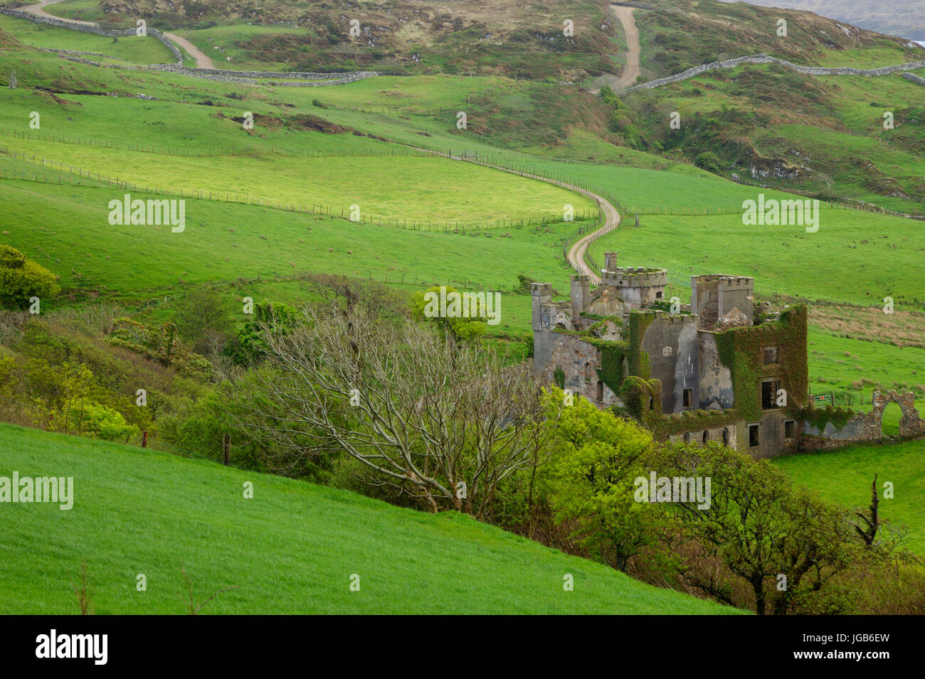 Clifden Château est un manoir en ruine à l'ouest de la ville de Clifden dans la région de Connemara, comté de Galway, Irlande. Il a été construit vers 1818 pour John Banque D'Images