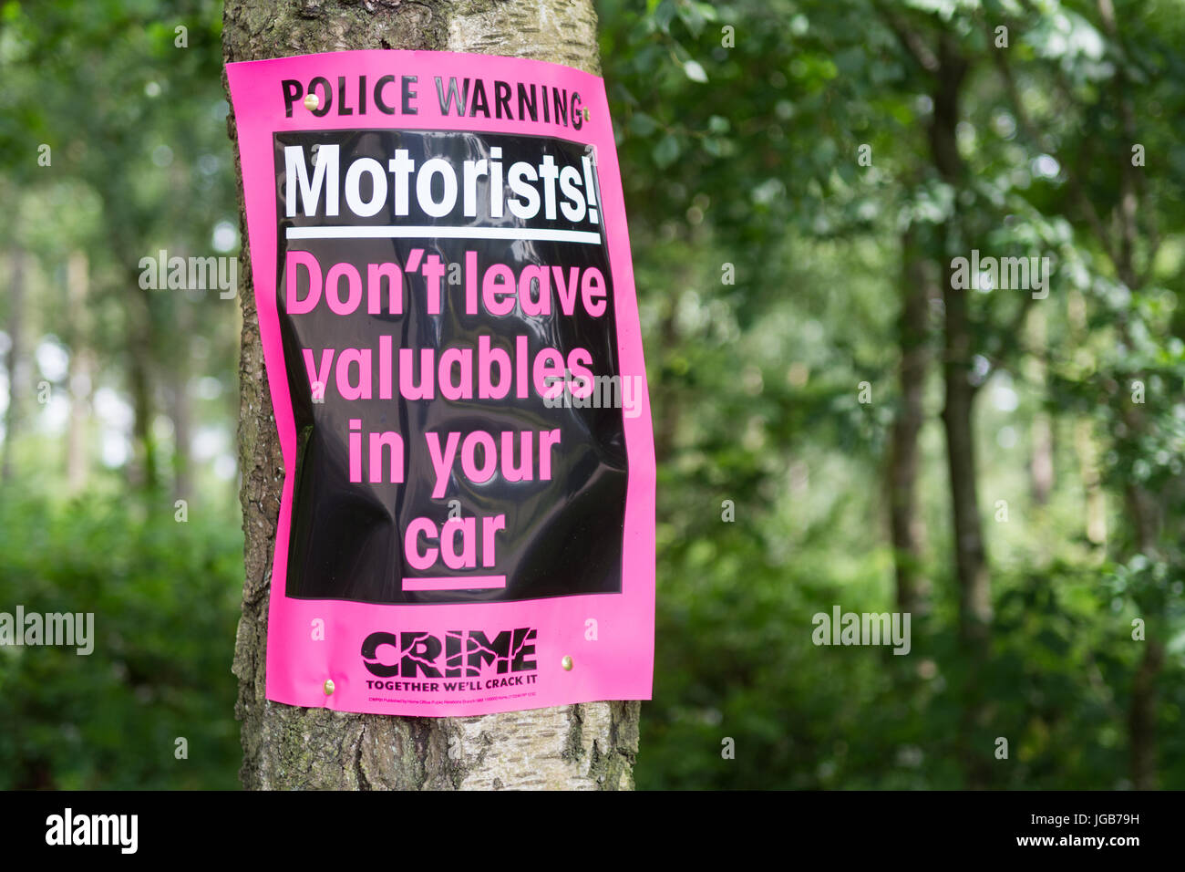 Les automobilistes ne laissez pas vos objets de valeur dans votre voiture panneau d'avertissement de la police Banque D'Images