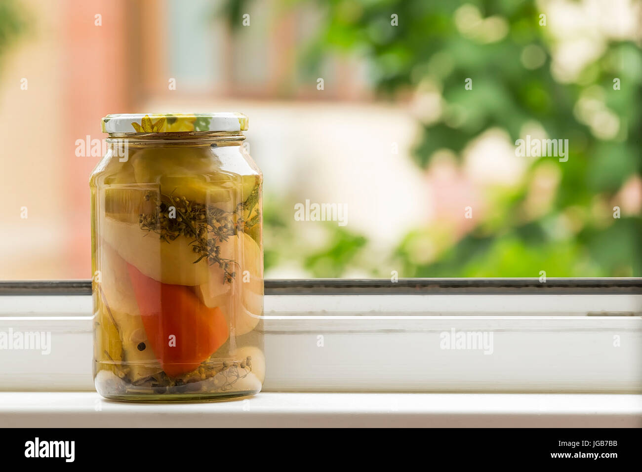 Les légumes en conserve dans un bocal en verre. Banque D'Images