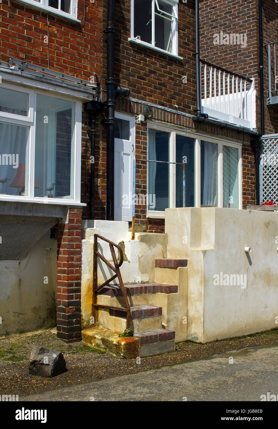 En place des mesures de prévention des inondations dans le village côtier de Bosham sur la côte sud de l'Angleterre qui est en danger permanent d'inondation avec chaque hi Banque D'Images